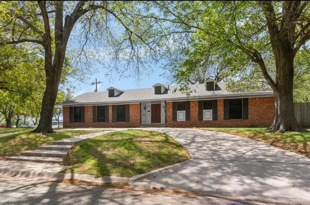 800 Western Hills Drive, Sherman