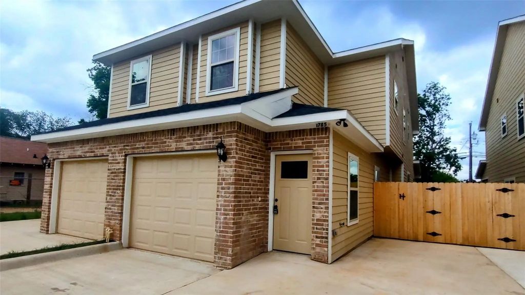 1705 Ash Crescent Street, Fort Worth