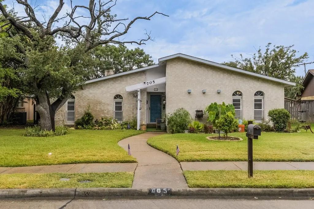 705 Bluebonnet Drive, Grand Prairie