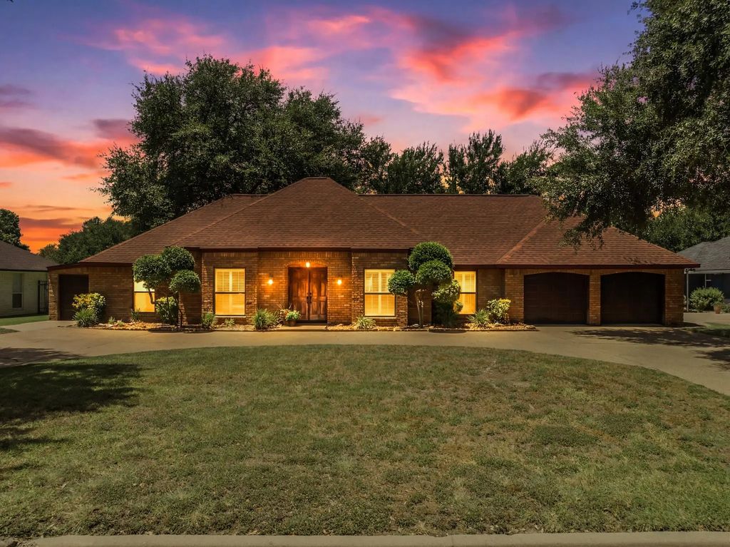 9208 Country Lake Drive, Waco