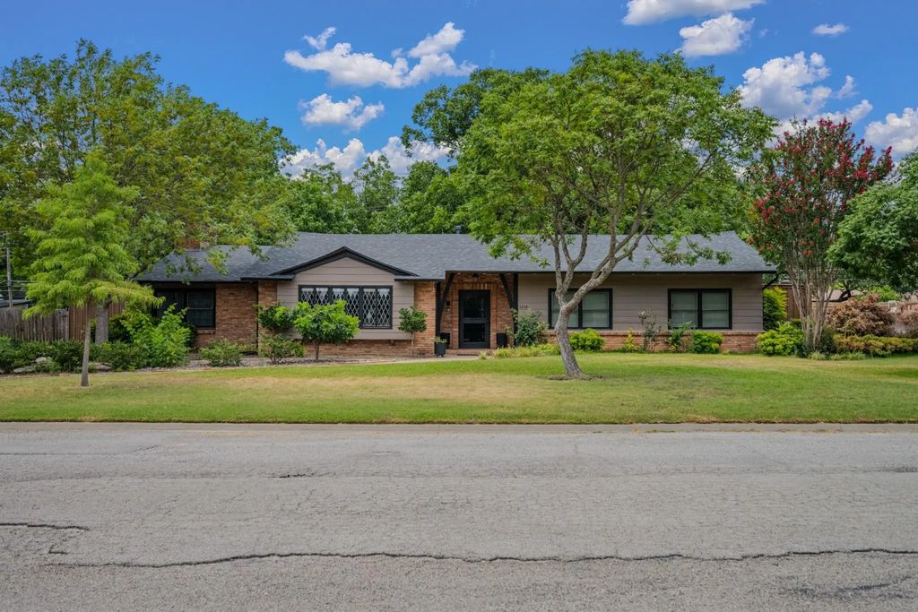 1214 Loma Alta Place, Cleburne