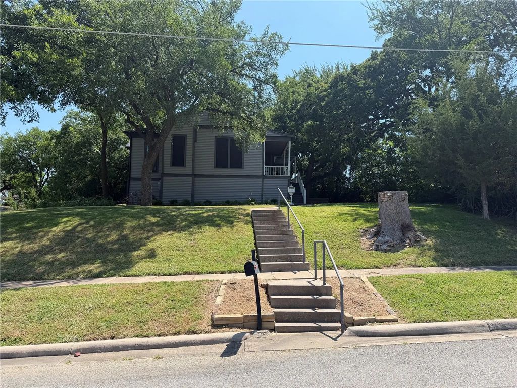 811 N Elm Street, Sherman