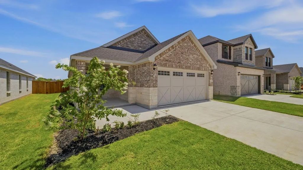 2025 Whispering Lane, Celina