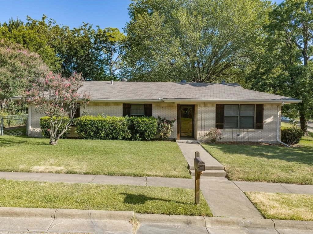 1313 Crestridge Street, Ennis