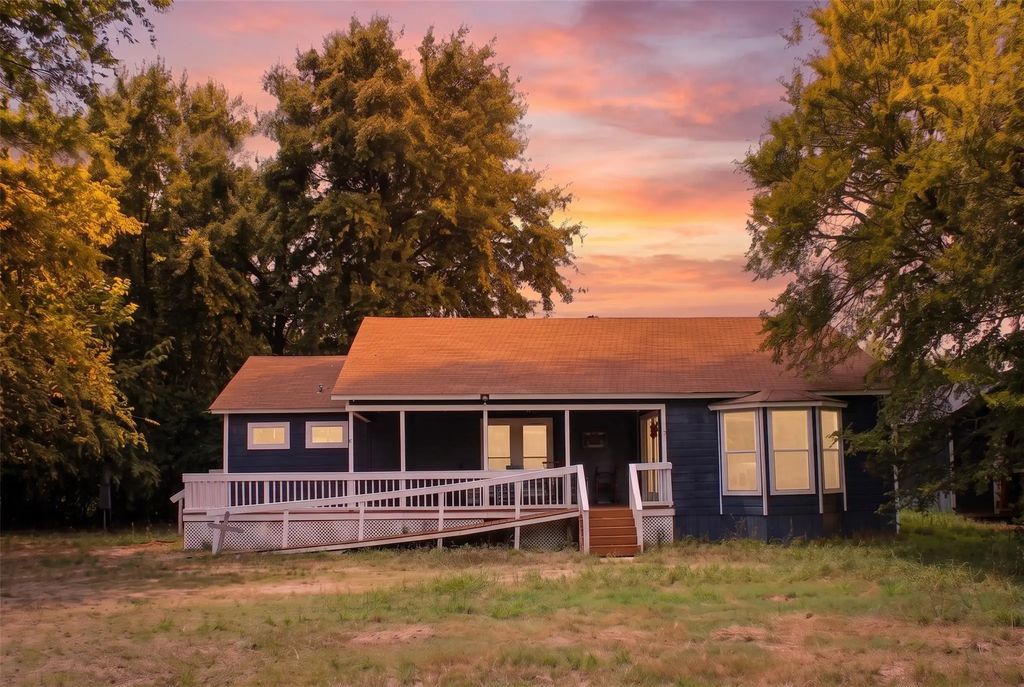 28300 County Road 2100, Kemp