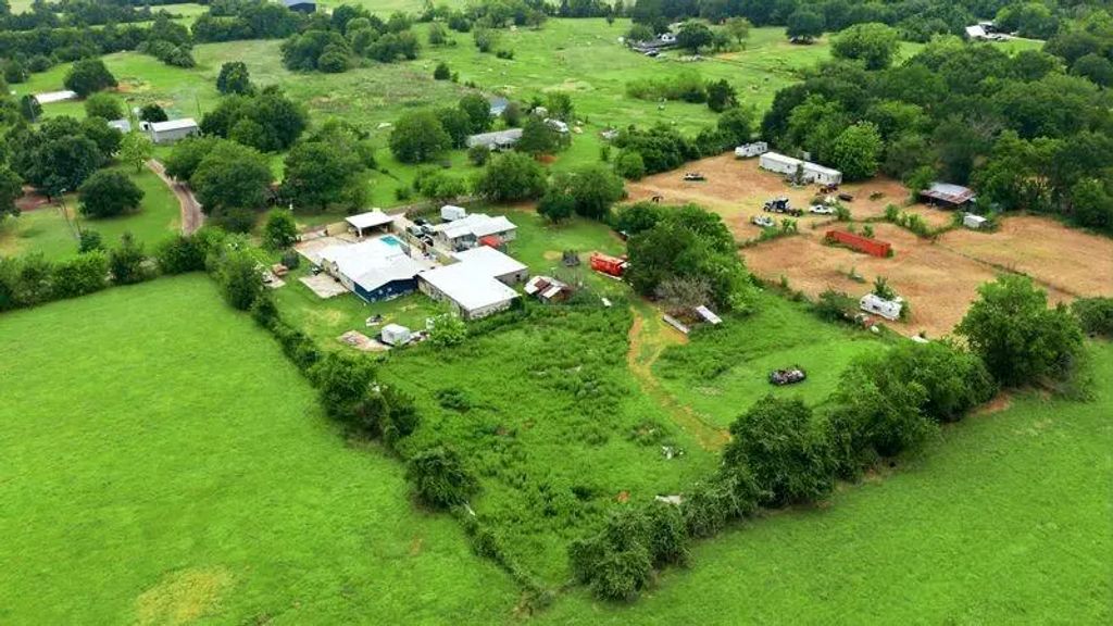 19685 County Road 4045a, Kemp