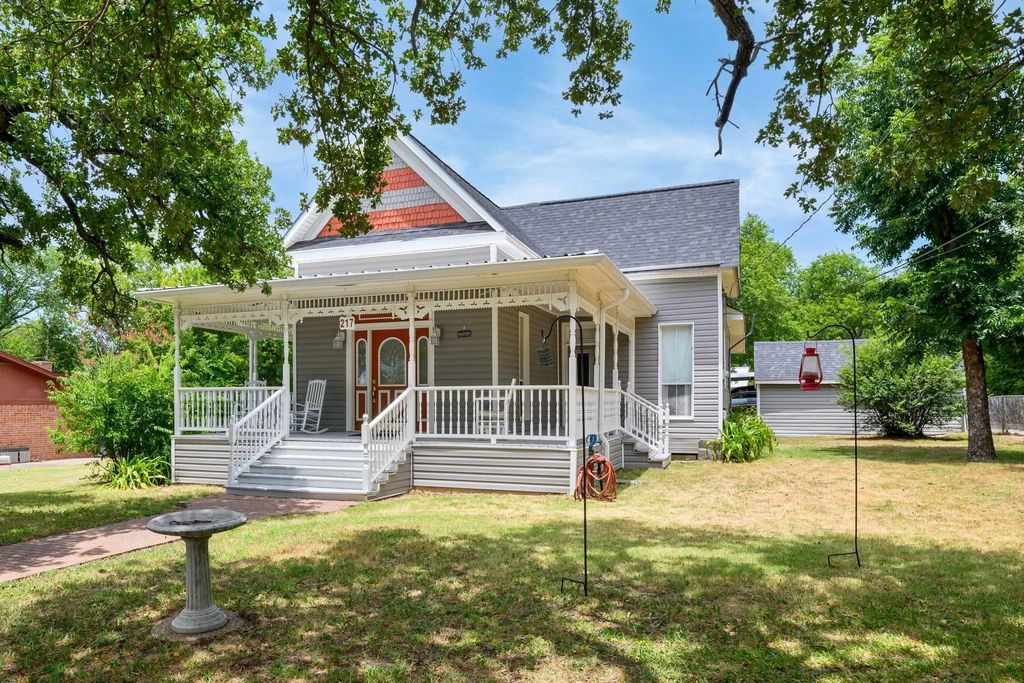217 E 1st Street, Weatherford