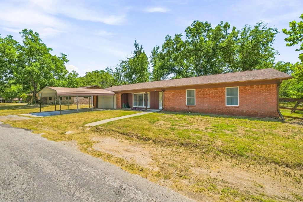 140 E Plum Avenue, De Leon