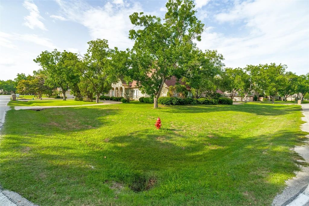 9709 Divot Drive, Granbury