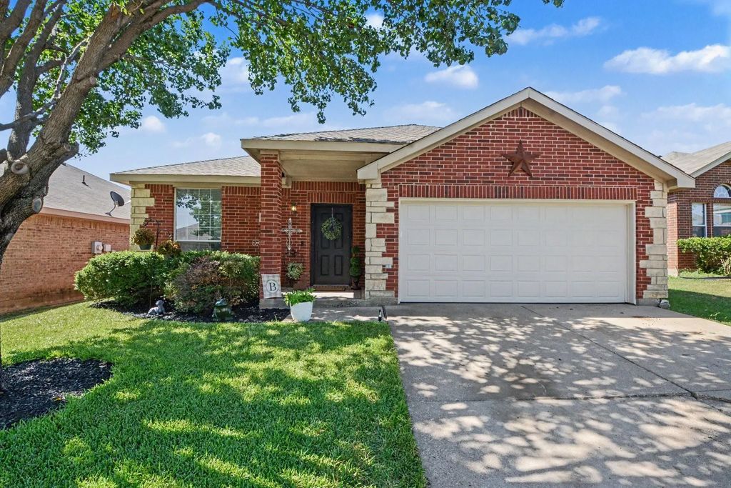 4932 Spur Ridge Court, Fort Worth