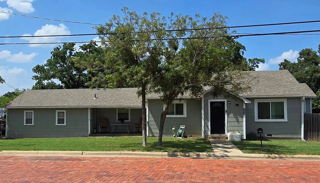 903 W Plummer Street, Eastland