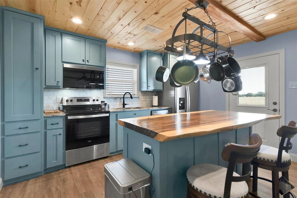 1158 County Road 1240, Savoy
