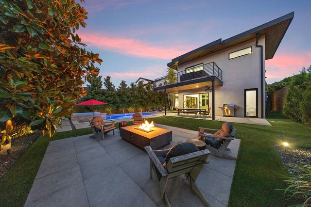 423 W Colorado Boulevard, Dallas