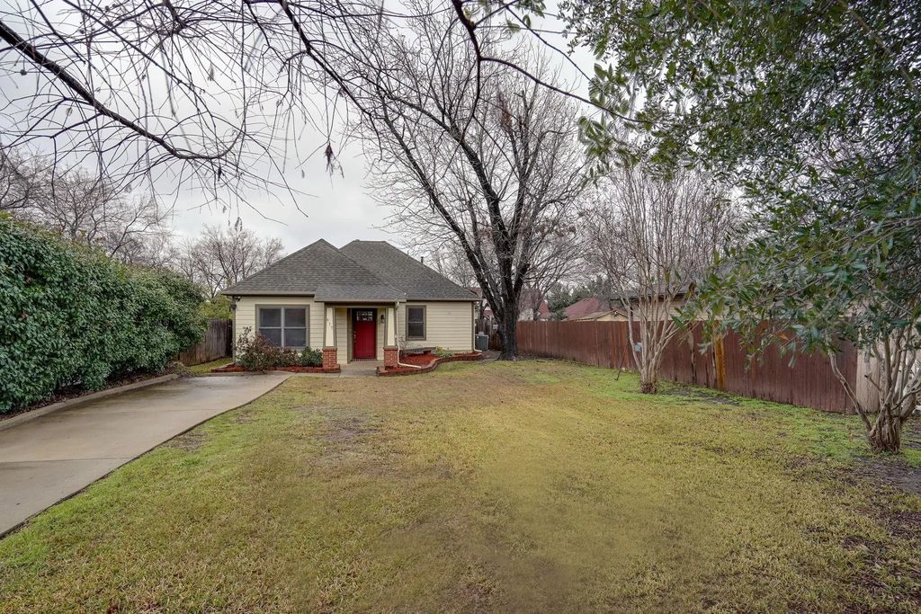 617 E Worth Street, Grapevine