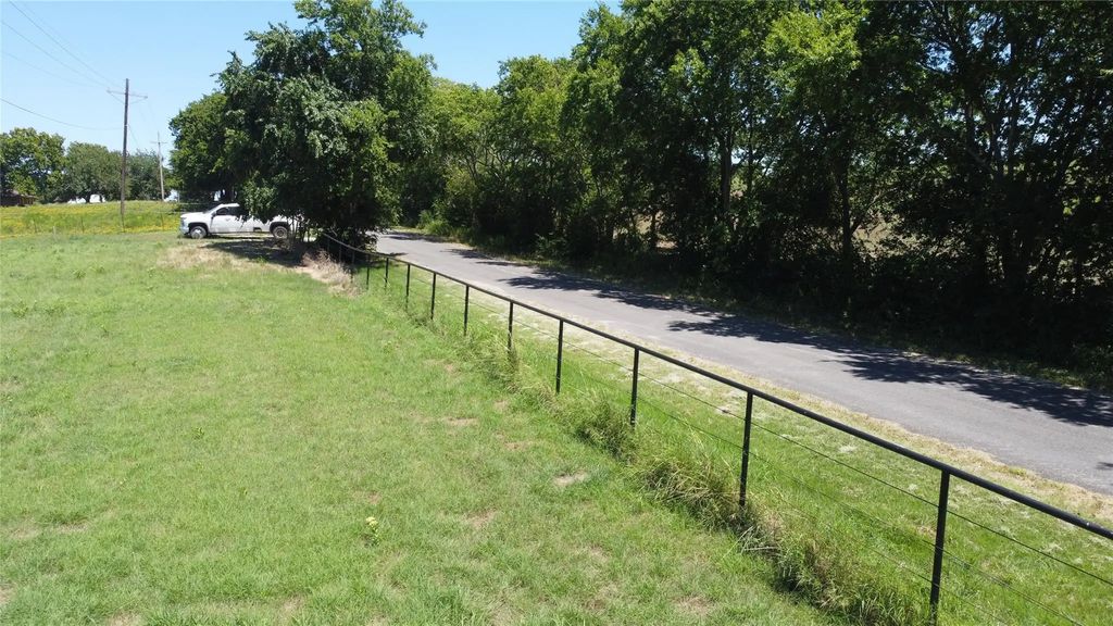 833 E Lovers Lane, Bells