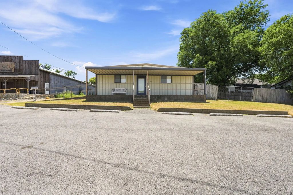 206 S Highway 77, Waxahachie