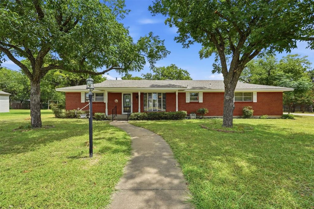 206 Mcanear Street, Cleburne