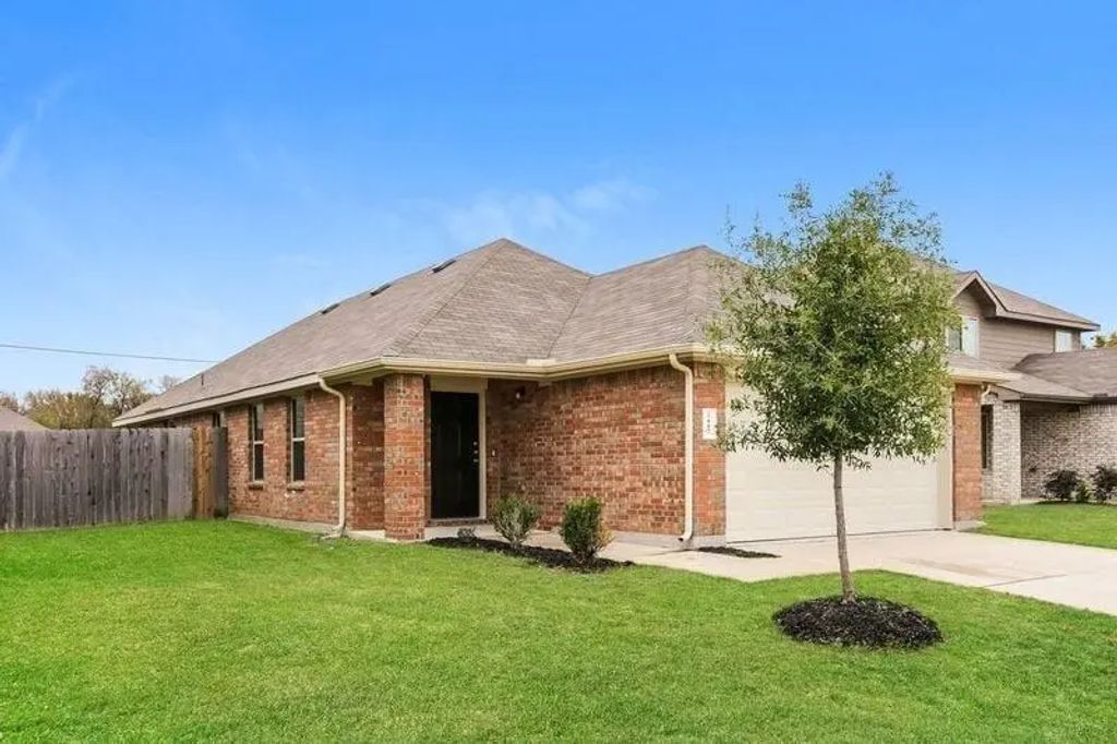 1607 Dove Circle, Ennis