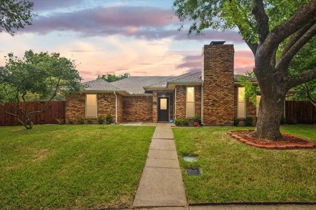 107 Buffalo Creek Circle, Waxahachie