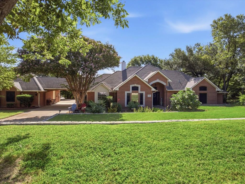 201 Coach House Circle, Fort Worth