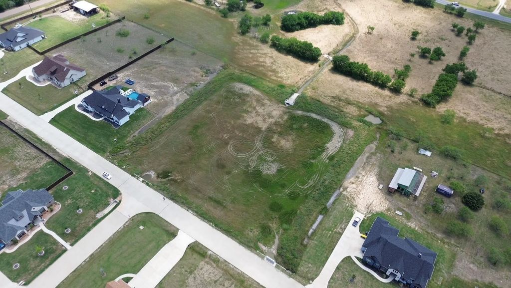 Red Tail Road, Maypearl