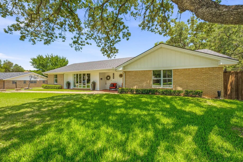 1423 Oak Hills Drive, Graham