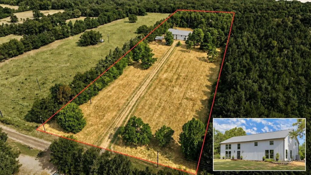 2631 County Road 2400, Pickton