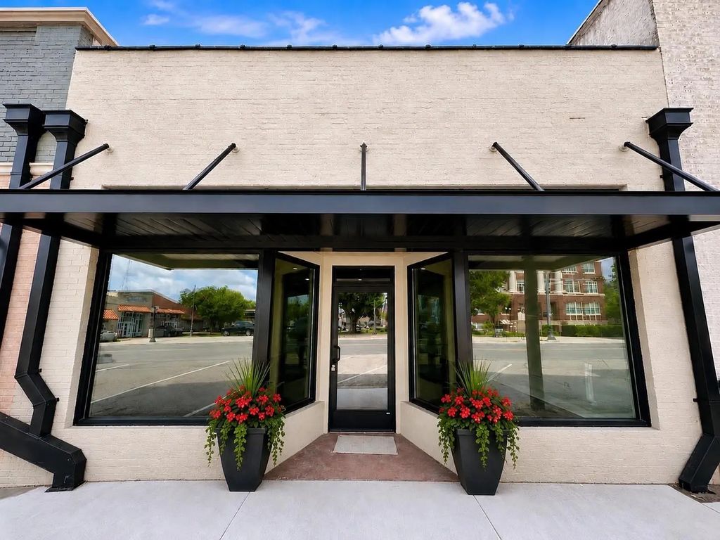 105 N Main Street, Quitman