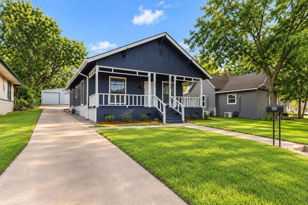1320 W Morton Street, Denison