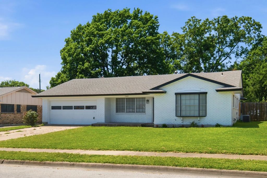 1509 Robin Drive, Sherman