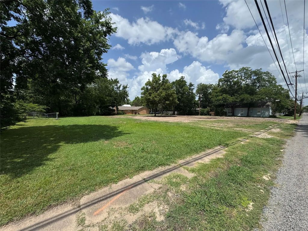 300 W 10th Street, Bonham