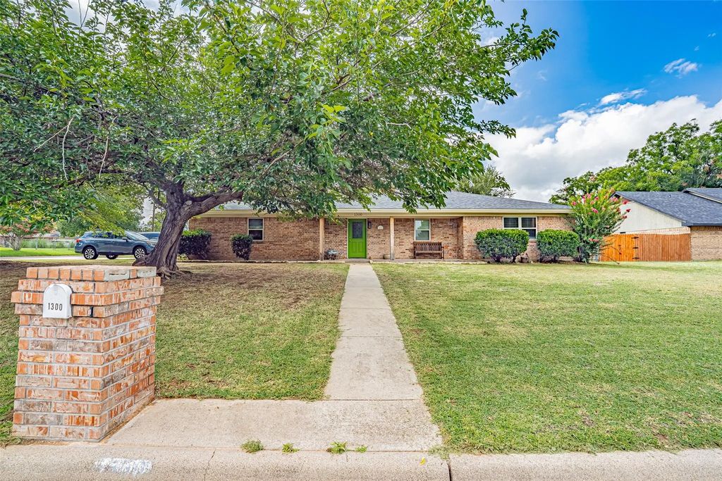 1300 4th Street, Granbury