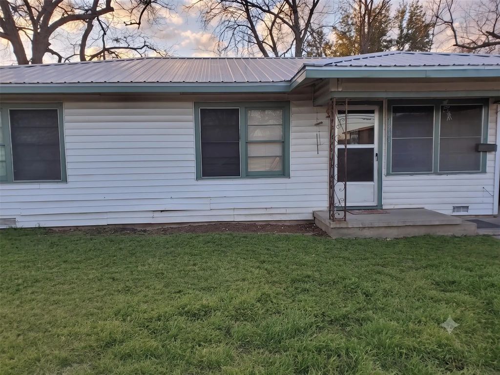 1204 N Fannin Avenue, Cameron