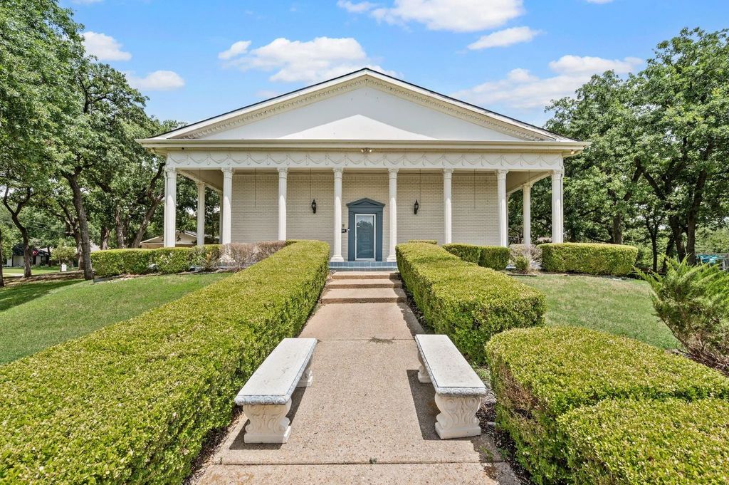 1200 Circle Lane, Bedford
