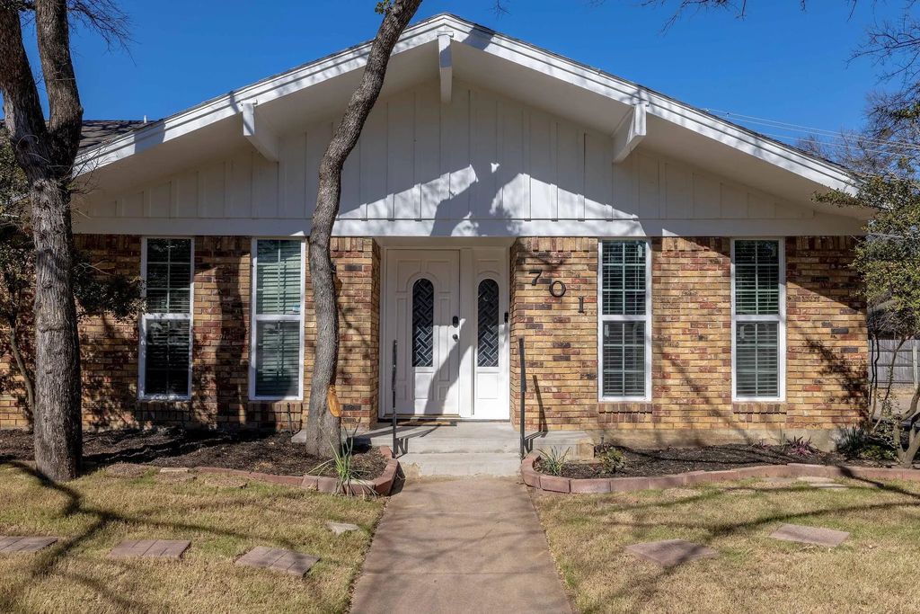 701 Kentwood Circle, Bedford