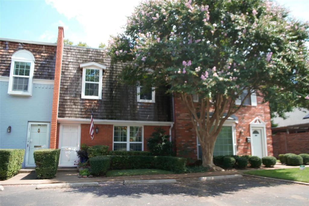 1349 Roaring Springs Road, Fort Worth