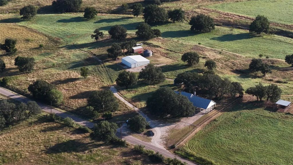 2992 County Road 2400, Lometa