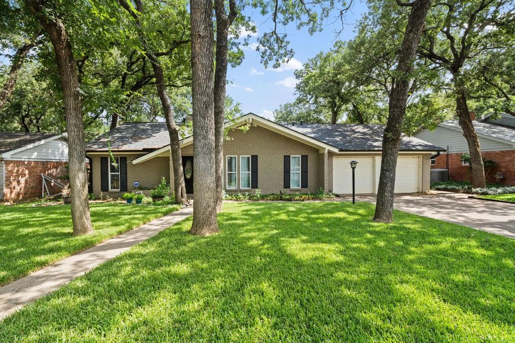1217 W Redbud Drive, Hurst