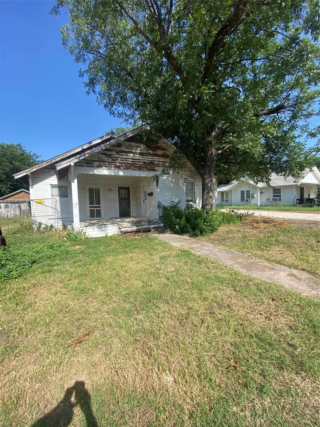 402 S Nueces Street, Coleman
