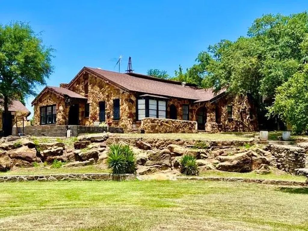 124 S 3rd Street, Jacksboro