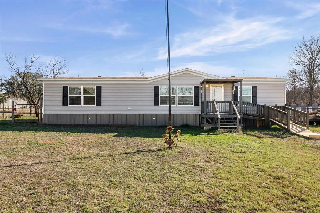 1639 Elm Lake Road, Riesel