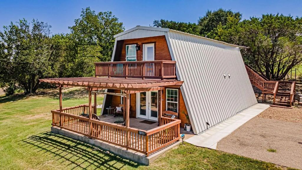 1011 Pawnee Trail, Granbury