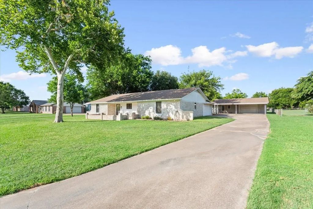 108 Towne West Drive, Lorena