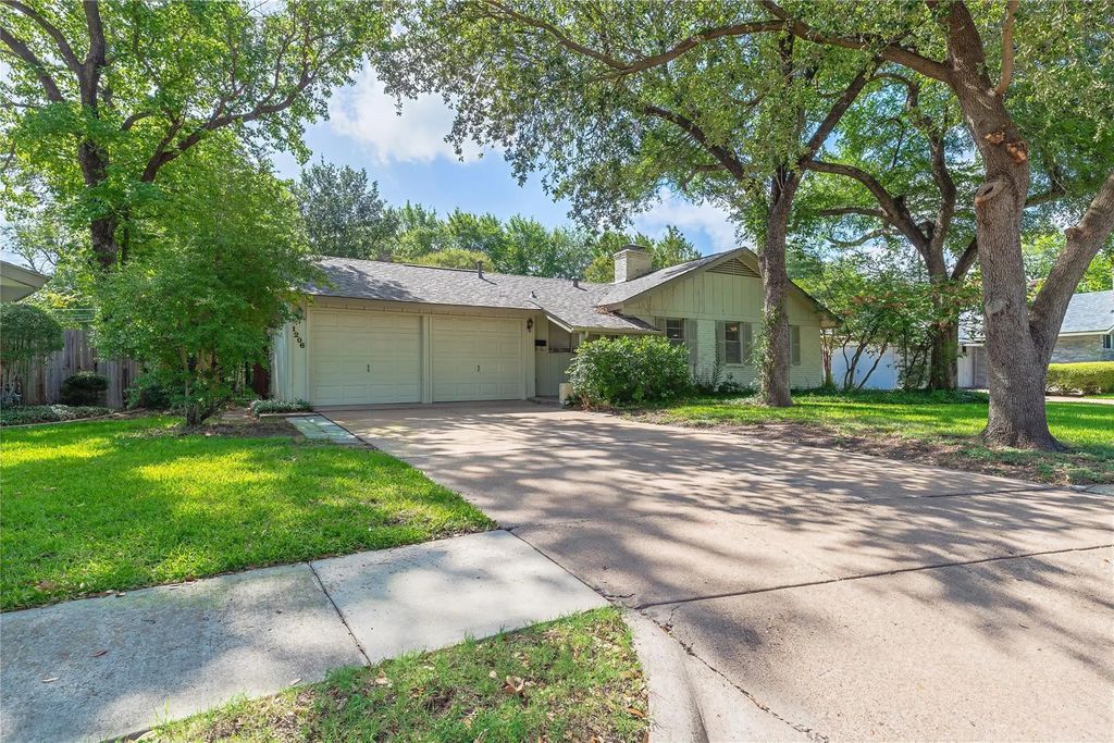 1206 Farnham Court E, Irving