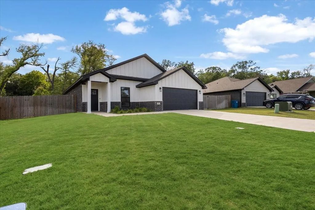 16134 Crossing Circle, Lindale