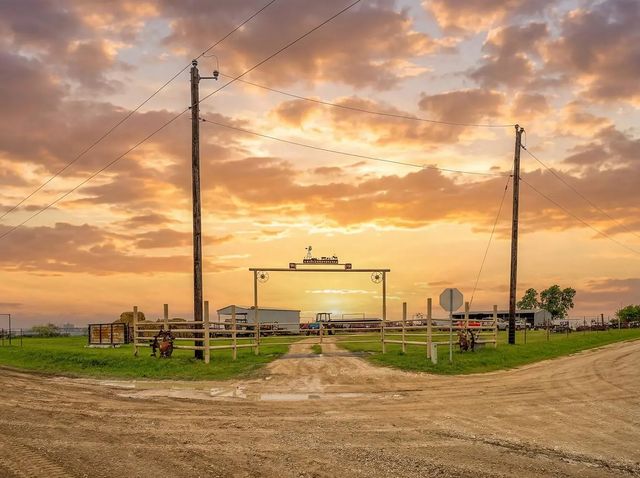 1010 County Road 382, Era