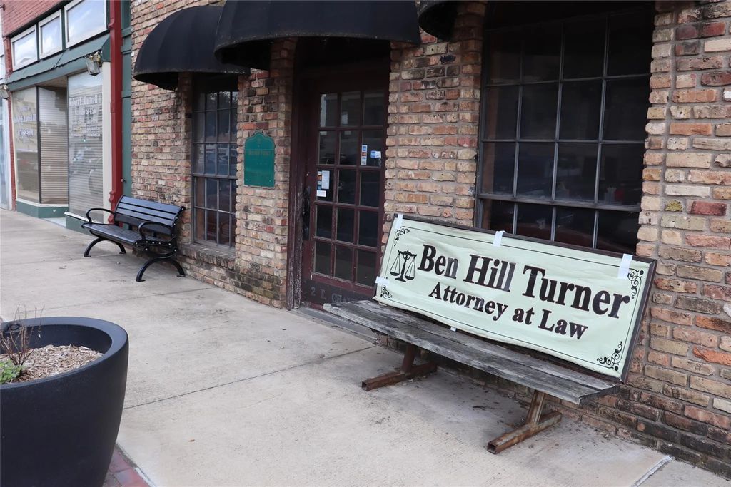 2 E Chambers Street, Cleburne