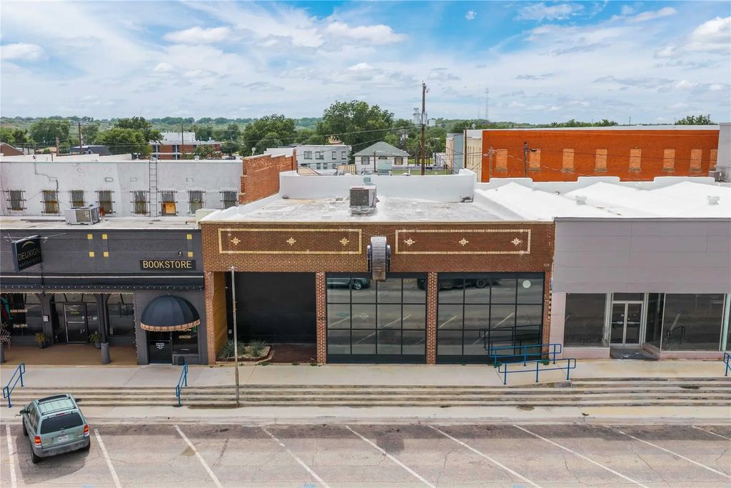 210 S Commercial Avenue, Coleman