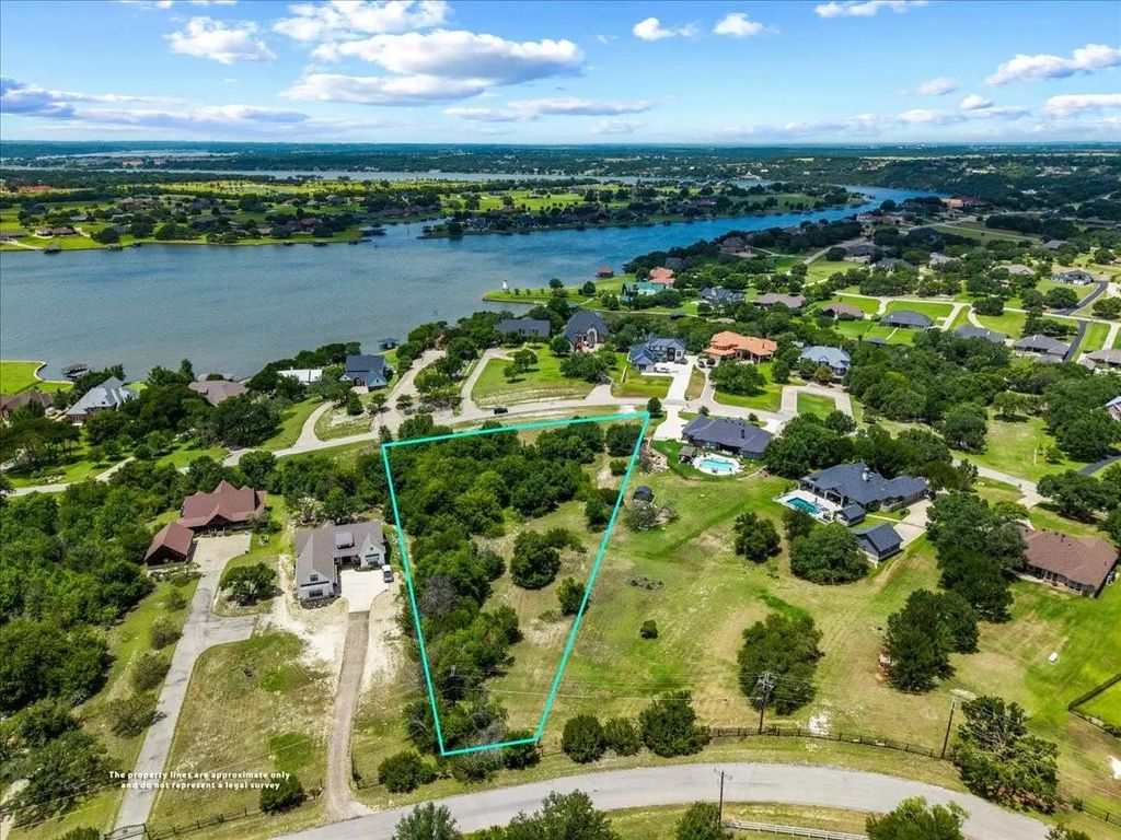1915 W Emerald Bend Court, Granbury