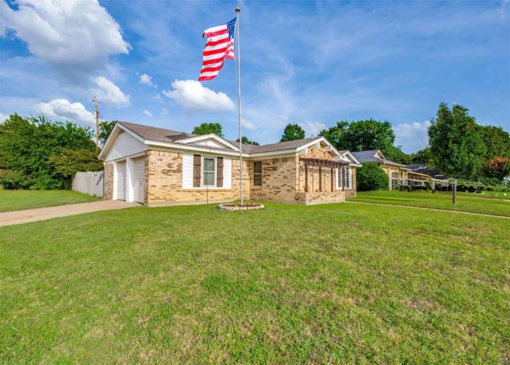 2616 Shady Brook Drive, Bedford